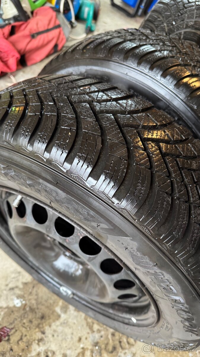 Zimní pneu R15 + plechové disky + poklice Mercedes - 3