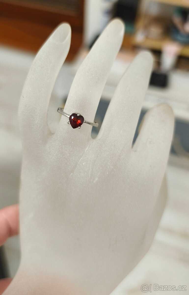 Stříbrný prsten s granátem. - 3