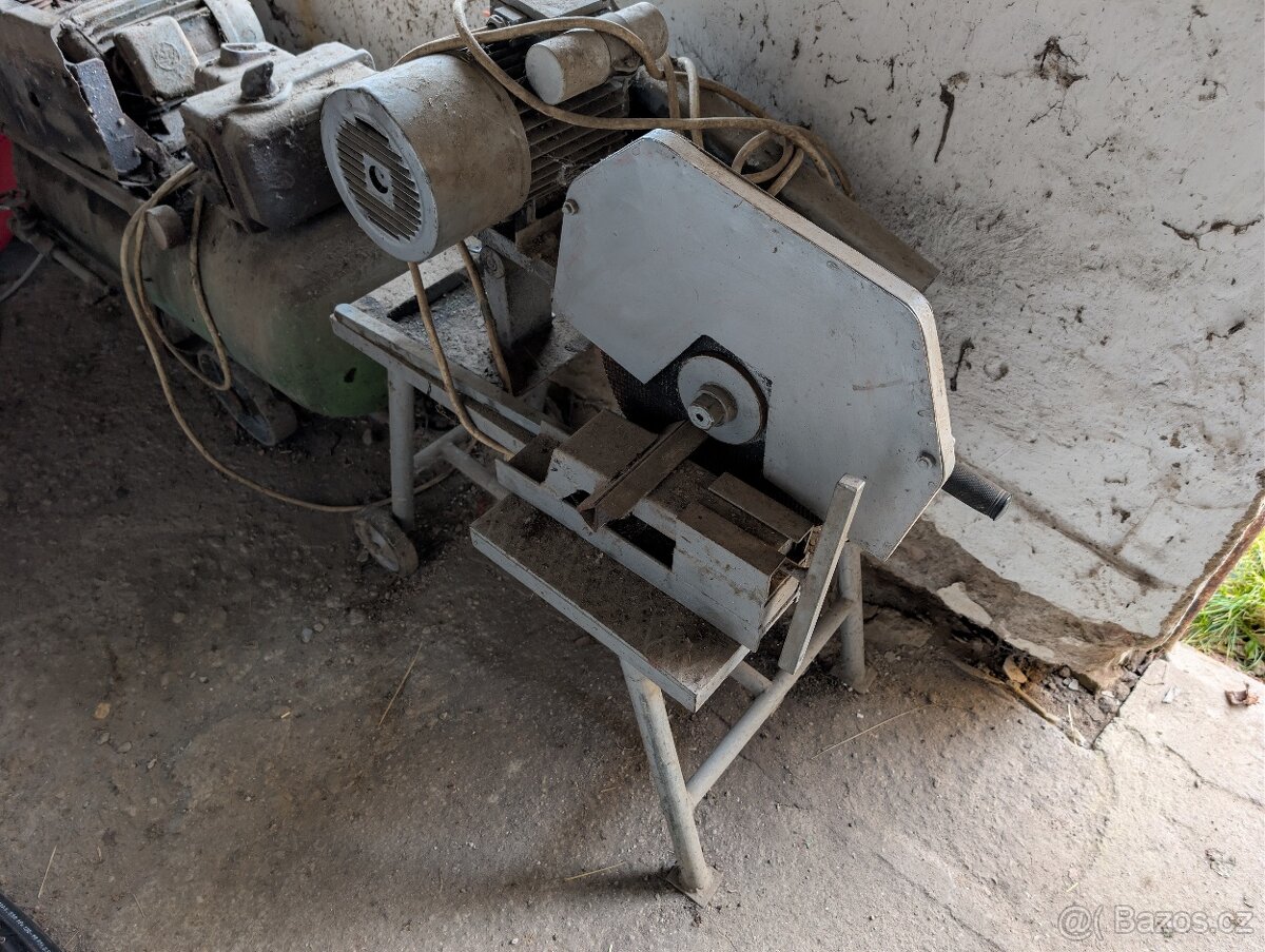 Starý kompresor, pila na železo, cirkulárka na dřevo - 3