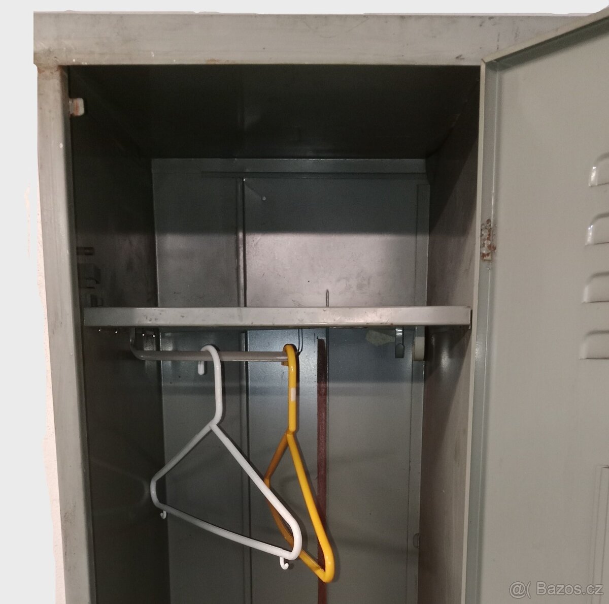 ŠATNÍ SKŘÍŇ - PLECHOVÁ - 3