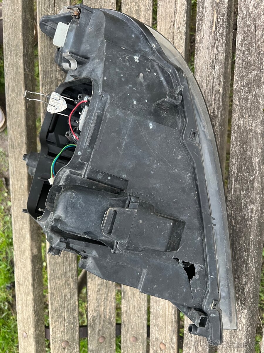 BMW e90/e91 světlomet na opravu - 3