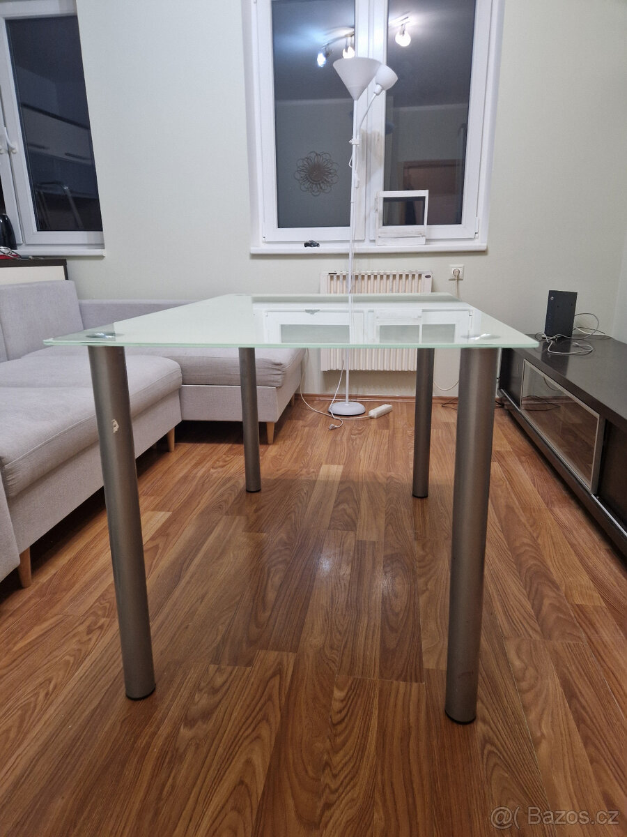 PRODÁM SKLENĚNÝ JÍDELNÍ STŮL - 3