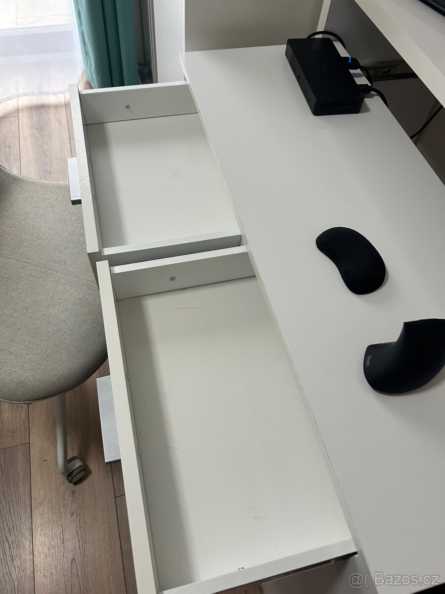 Pracovní stůl - 3