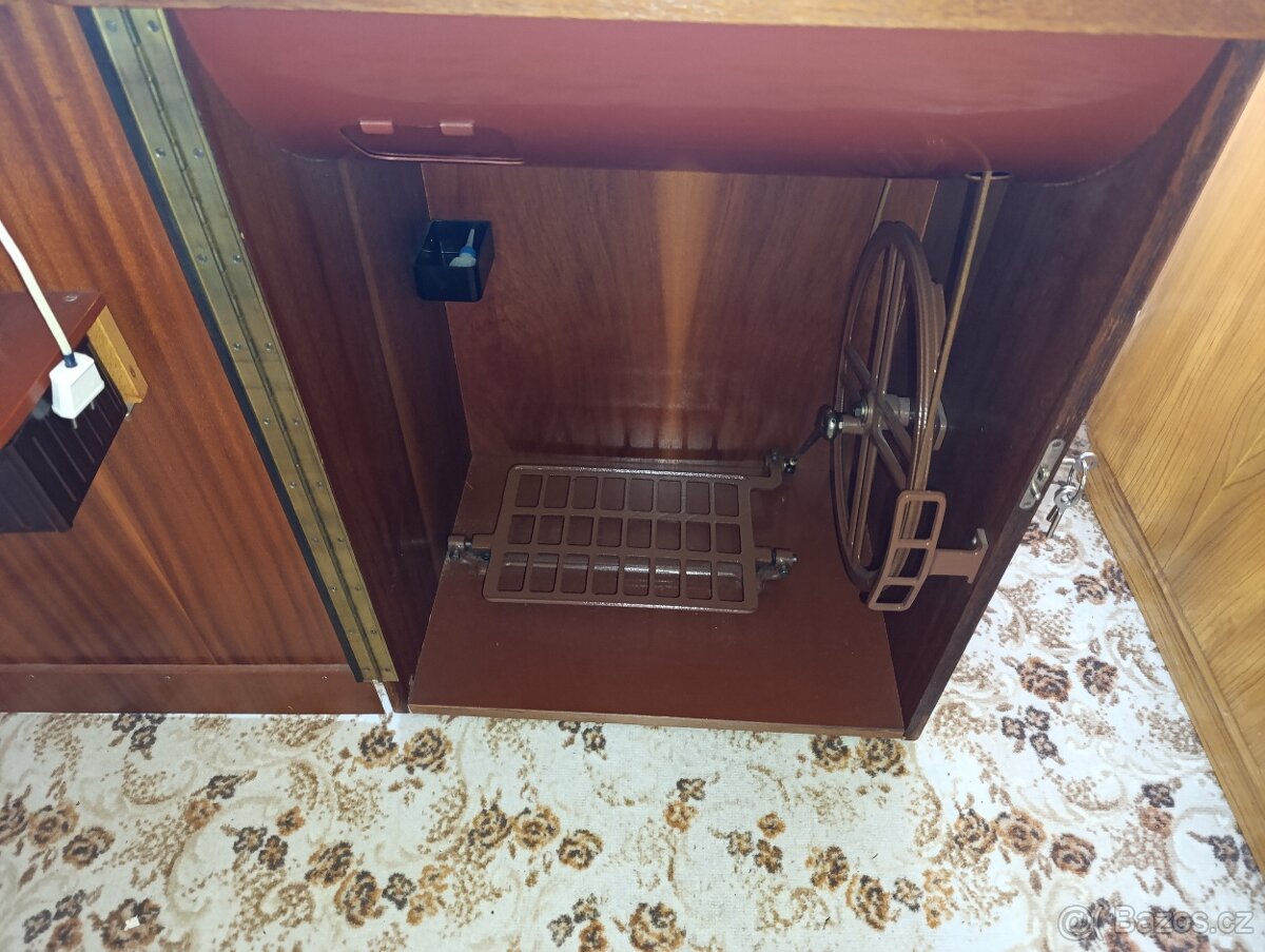 Skříňový šicí stroj Minerva - 3