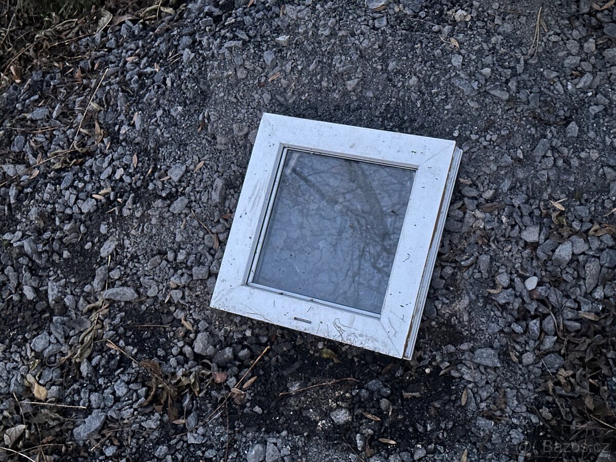 Plastové výklopné ventilační okno 40x40cm - 3