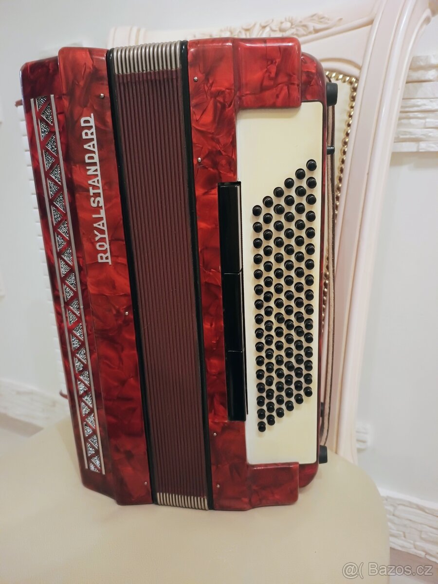Opravář prodává akordeon Royal Standard 96 basů - 3