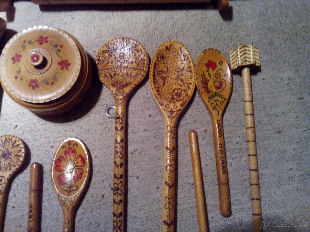 stará malovaná dřevěná dekorace - 3