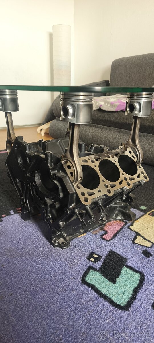 Stolek z motoru V6 - 3