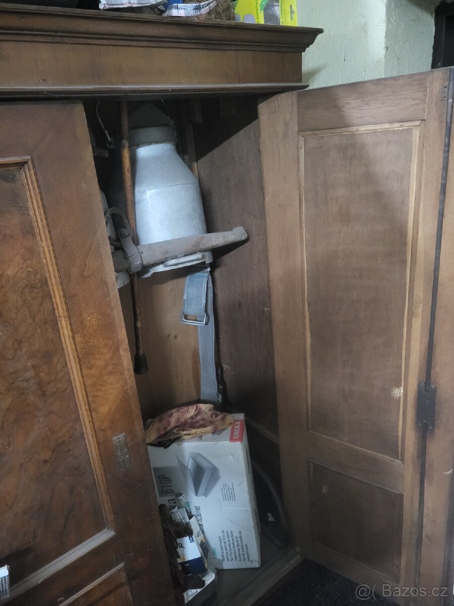 Prodám starožitnou skříň v dobrém stavu - 3