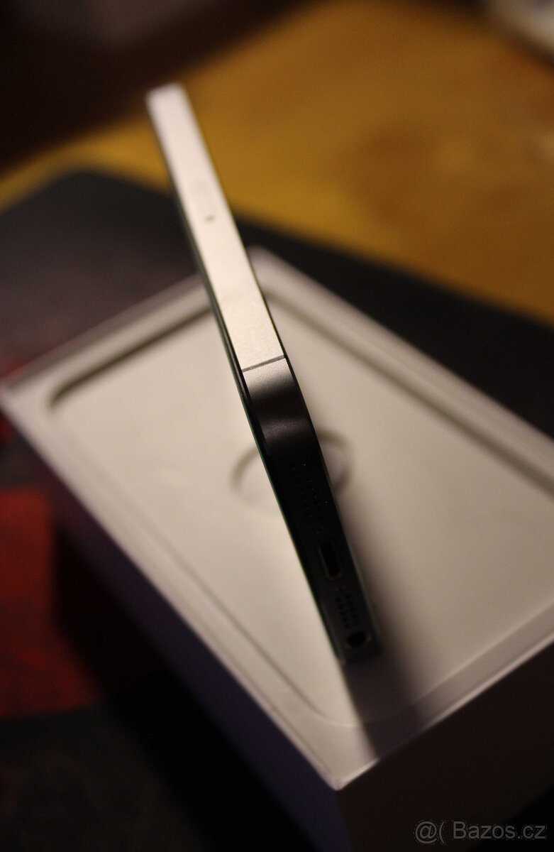 Apple iPhone SE 16GB BLACK - 3