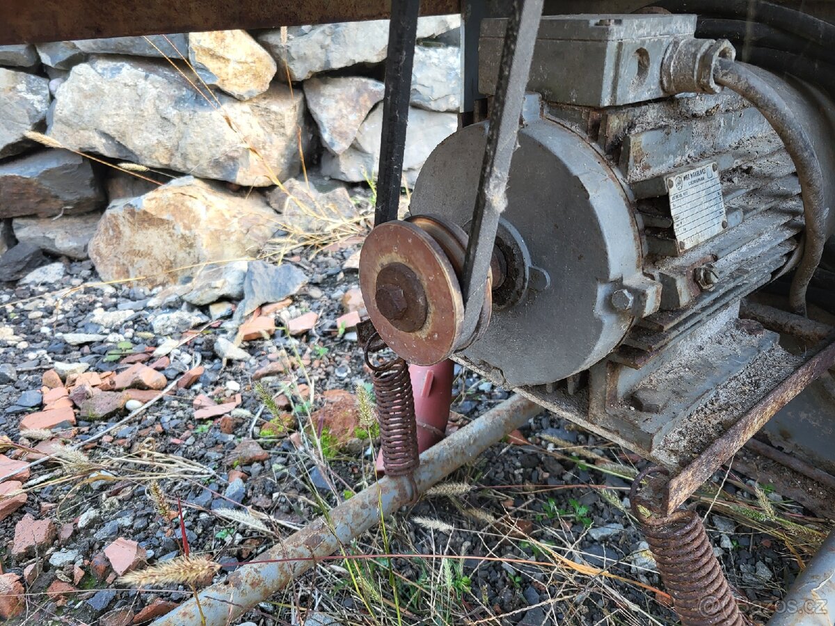 Prodám pilu kotoučovou na dřevo. Elektromotor 3kw - 3