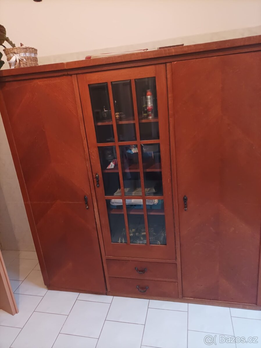 Prostorná dřevěná šatní skříň s vitrínou - 3