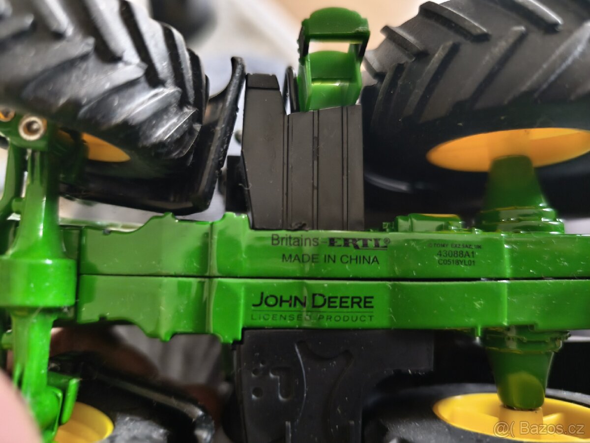 Set 2 traktorů John Deere - 3