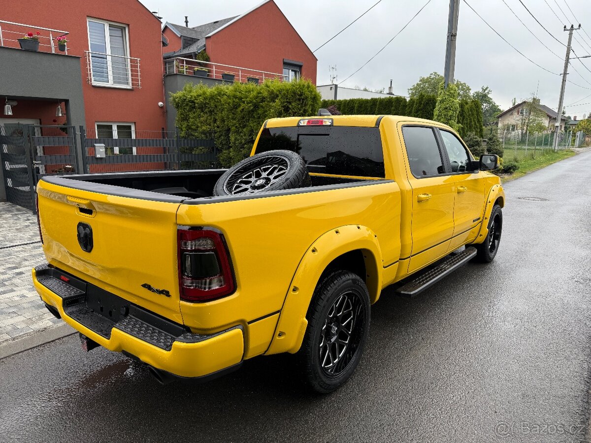 DODGE RAM 1500 HEMI LONGBED YELLOW JACKET