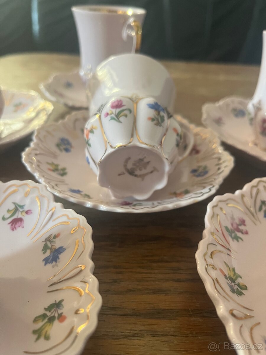 Šestidílná sada šálků a podšálků z růžového porcelánu. - 3