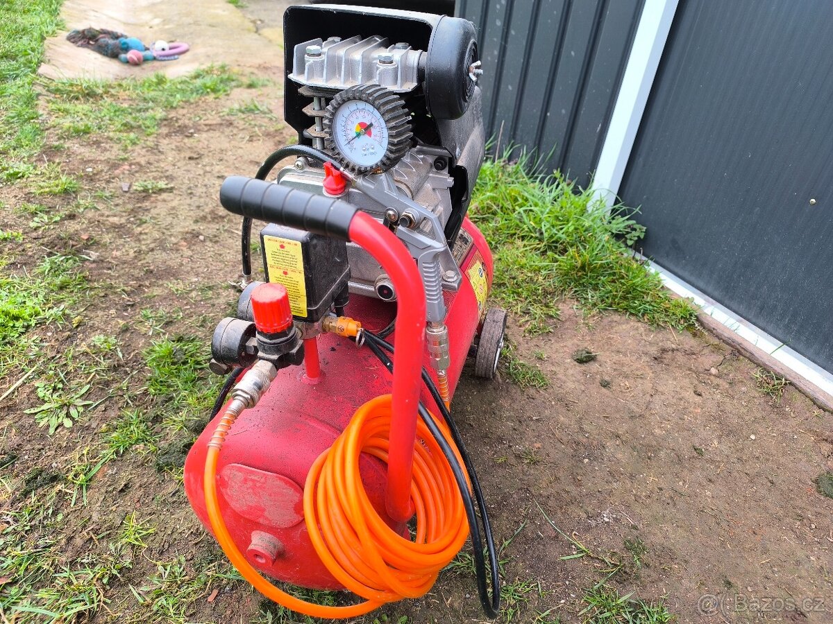 Prodám kompresor Hecht - 3