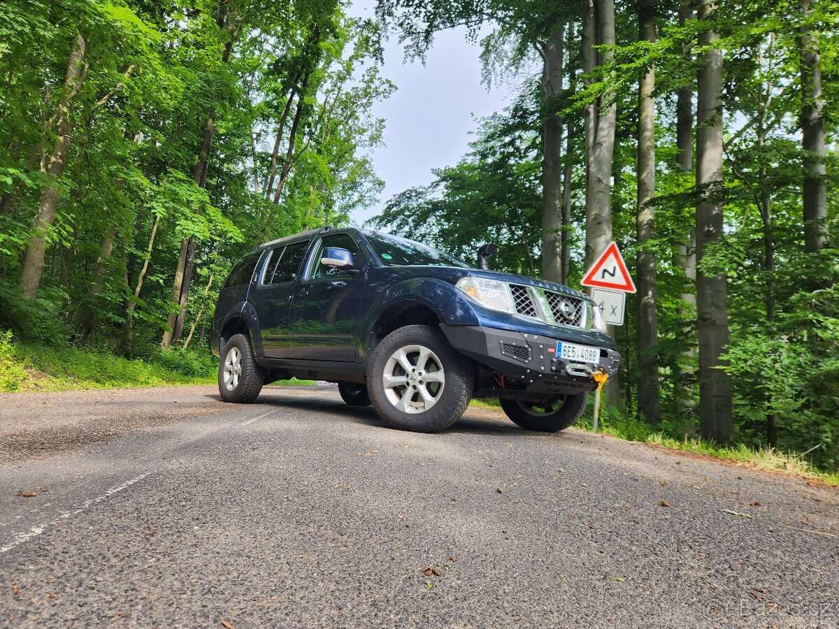 Nissan Pathfinder R51 2.5 dCi (2006) – zvednutý podvozek, na