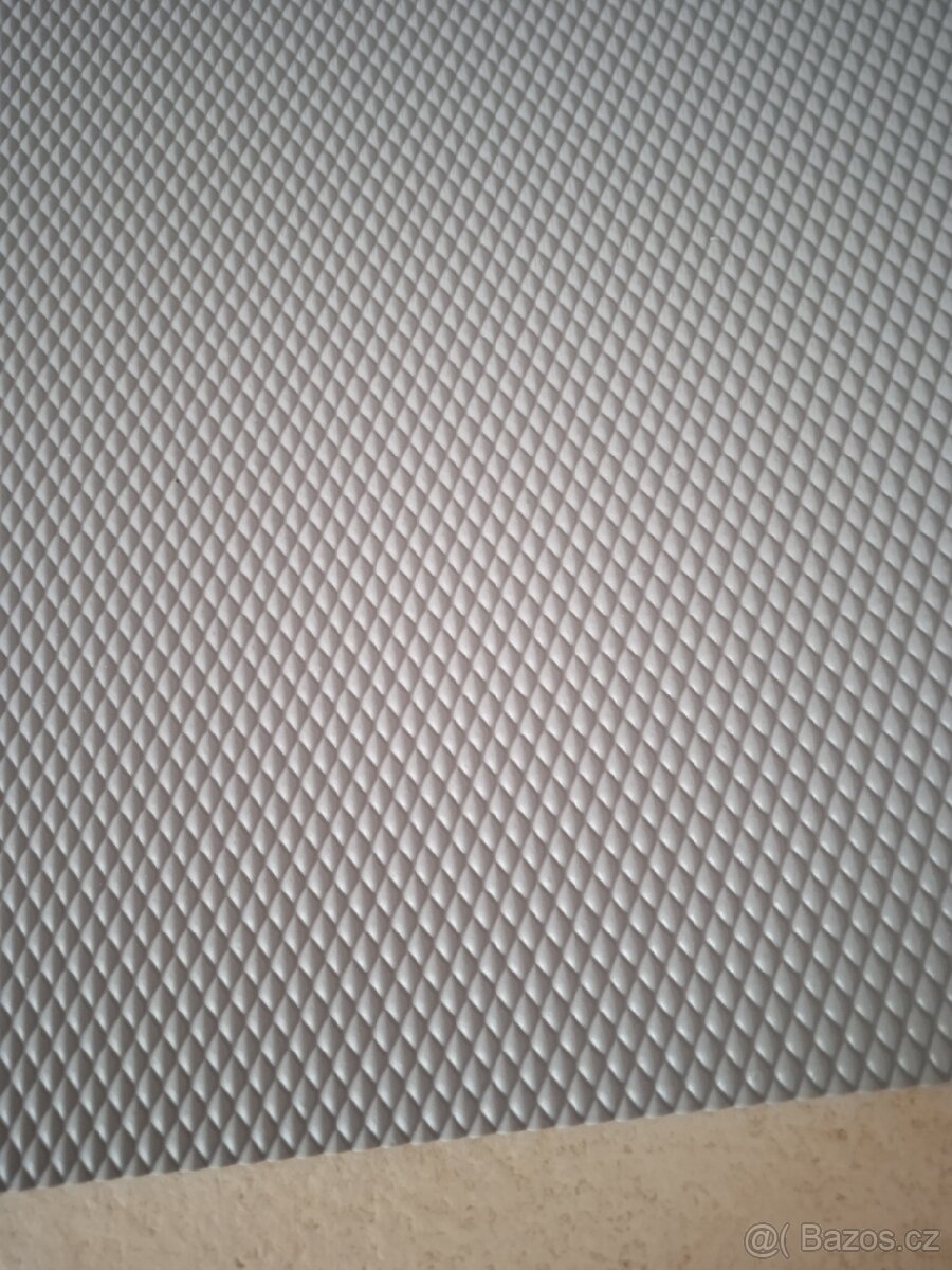 Protiskluzová podložka do zásuvky - 3