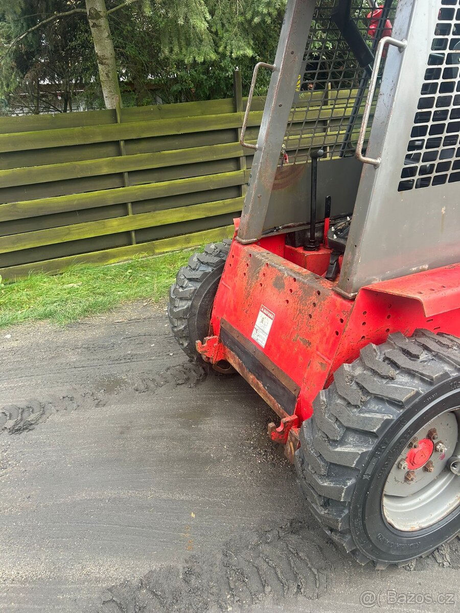 Smykový nakladač Gehl Max 4625 DX - 3