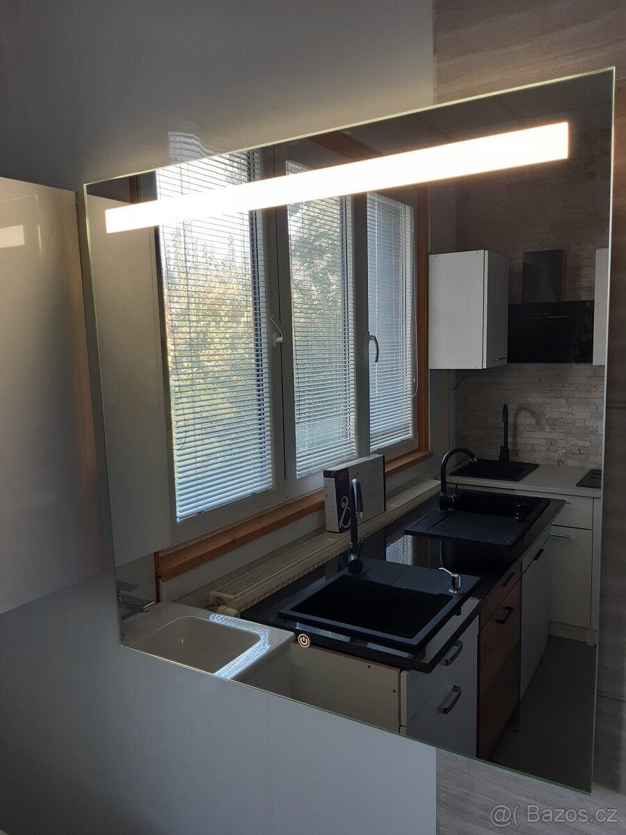 Zrcadlo LED 70 x 70 cm - 3