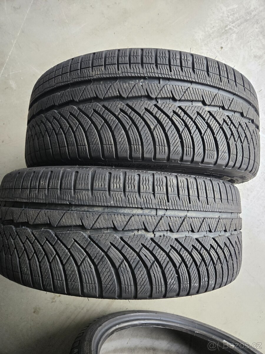 225/40R19 - 3