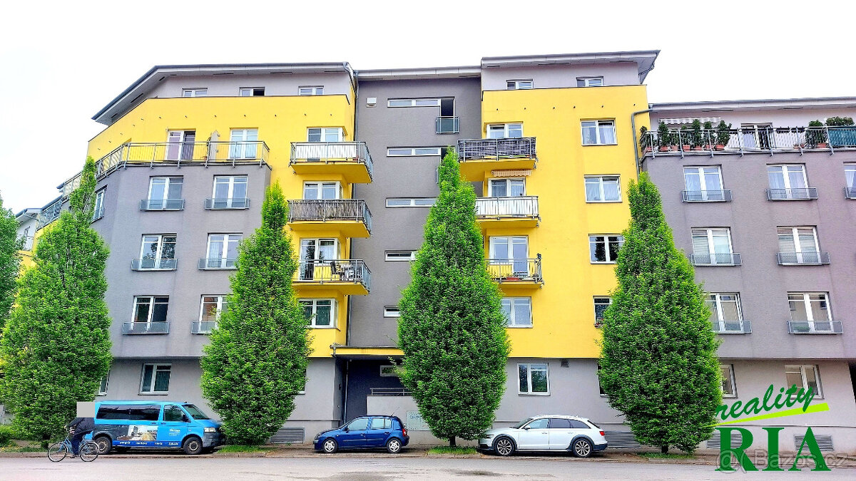Poděbrady pronájem venk.park. krytého stání 12,83m2-centrum - 3