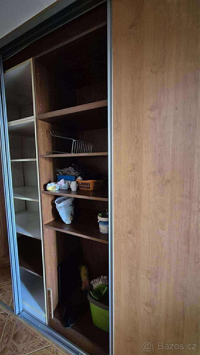 Posuvné dveře šatní skříně se zrcadlem + skříň - 3