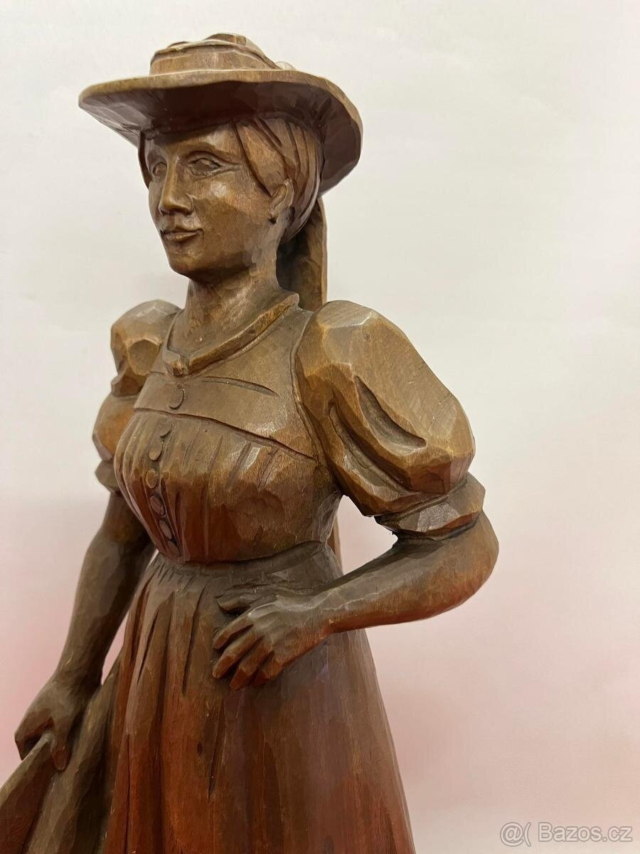 Stará, dřevěná socha, žena v kroji - 3