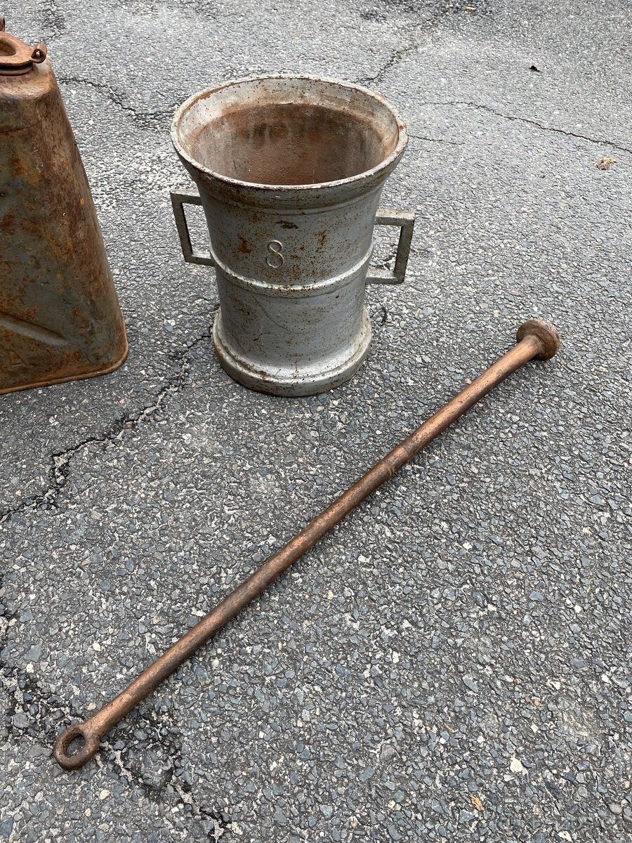 Starý obří litinový moždíř - 3