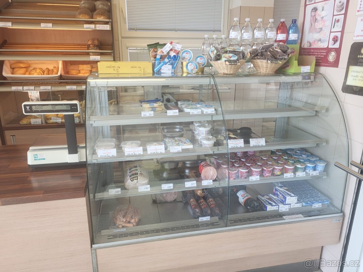 Regály a vitríny z prodejny pekařství - 3
