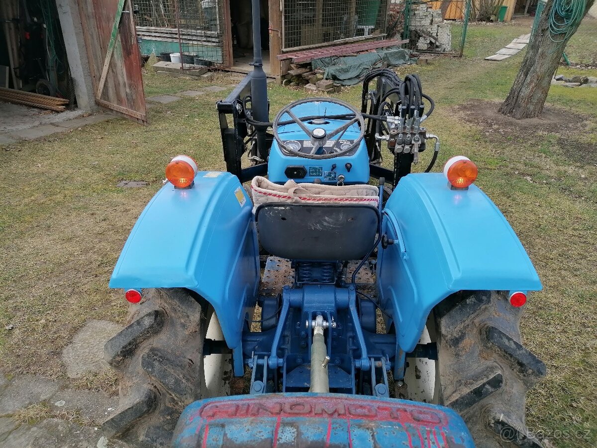 Malotraktor Hinomoto 25 E čelní nakladač - 3