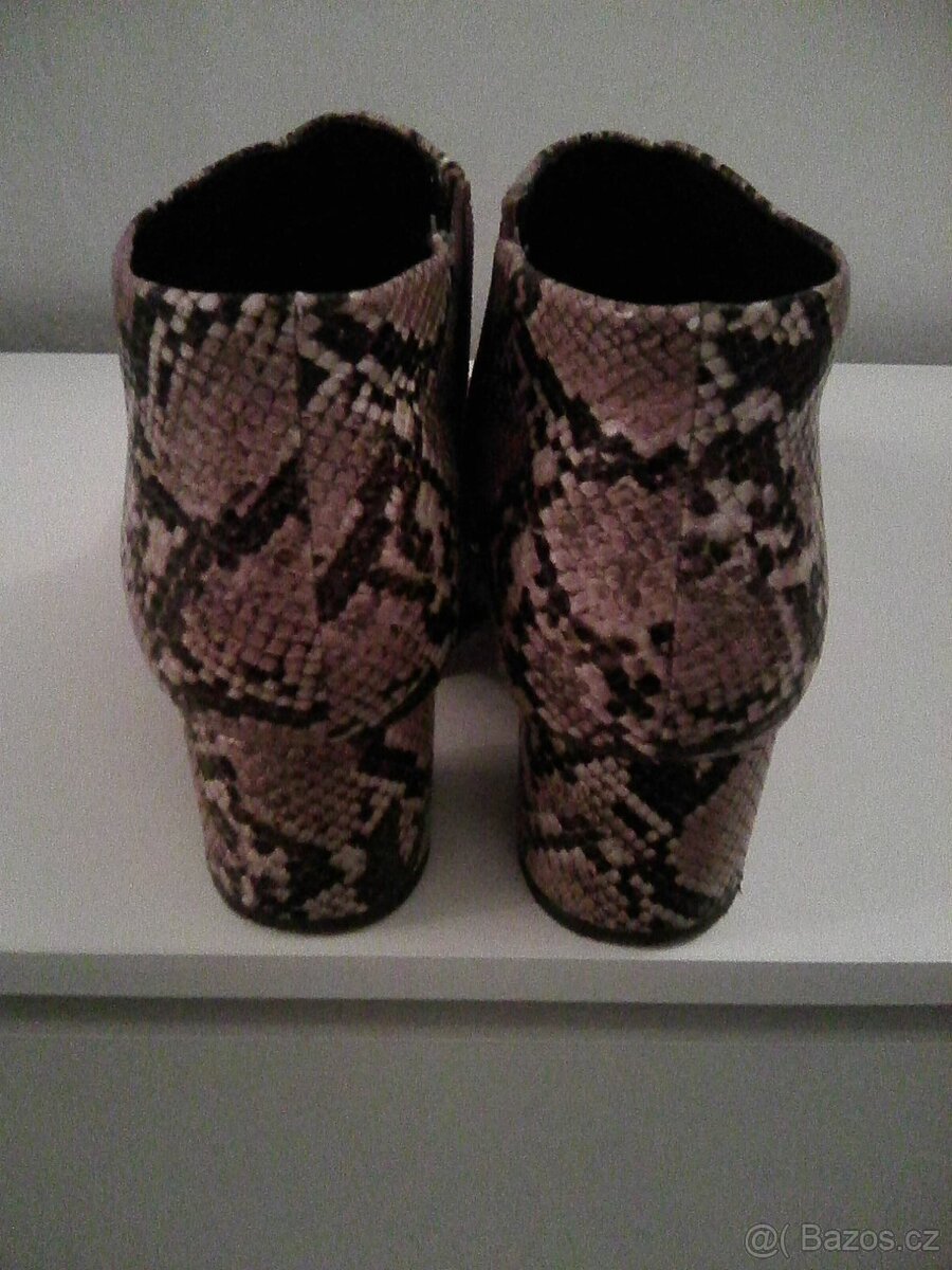 Velmi pěkné polo-kozačky hadí vzor, v.40, černobéžové - 3