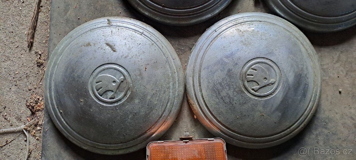 Poklice a blinkry na Škoda 100 - 3