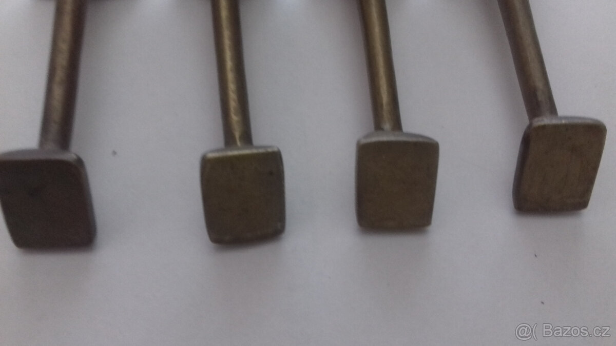 Mosazné dorazy -zarážky na okna.Cena zy 4ks. - 3