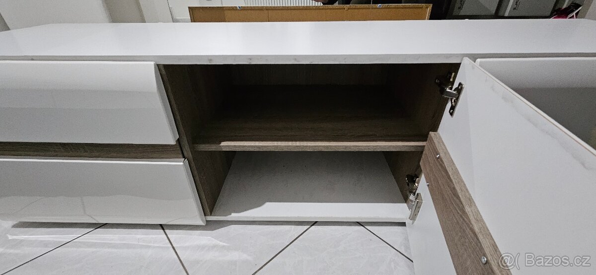 stolek pod TV lakovaný - 3