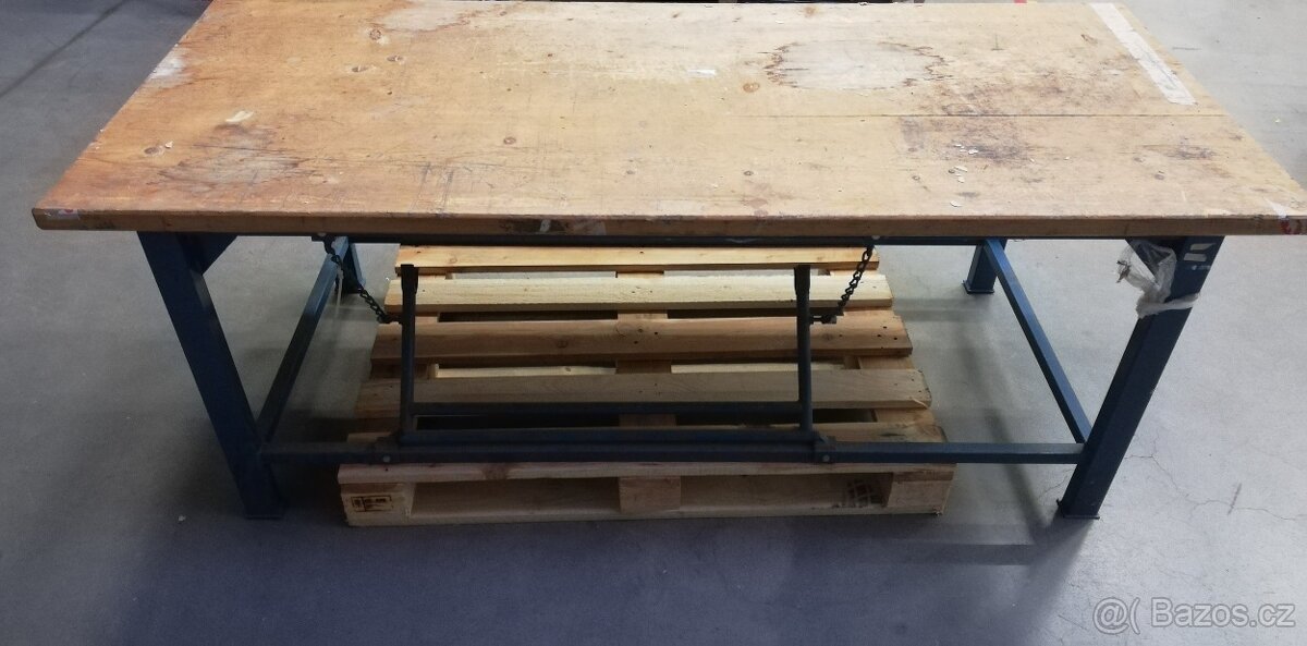 Pracovní stůl s dřevěnou deskou - 3