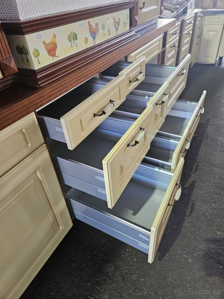 Moderní kuchyňská linka se spotřebiči - 3