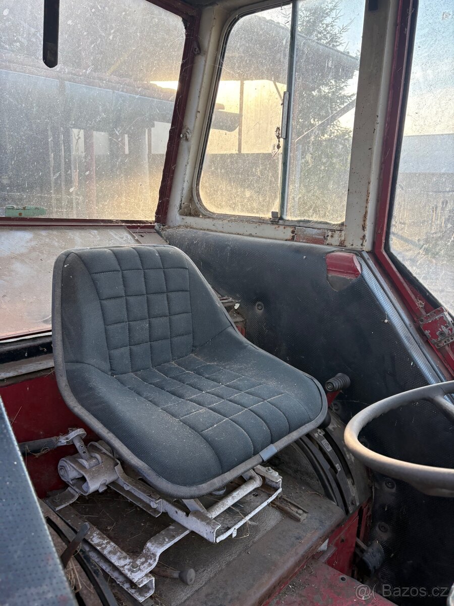 Anglický traktor international 475 - 3