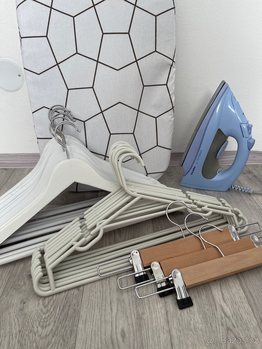 Napařovací žehlička, ramínka a žehlicí prkno - 3