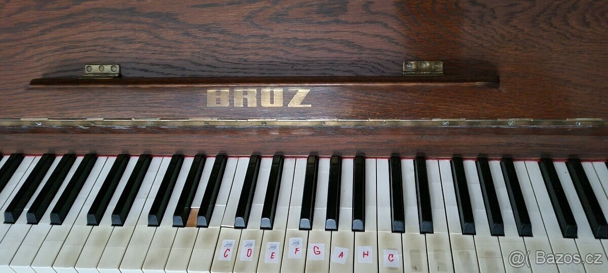 PIANO ZNAČKA BROŽ + otočná stolička - 3