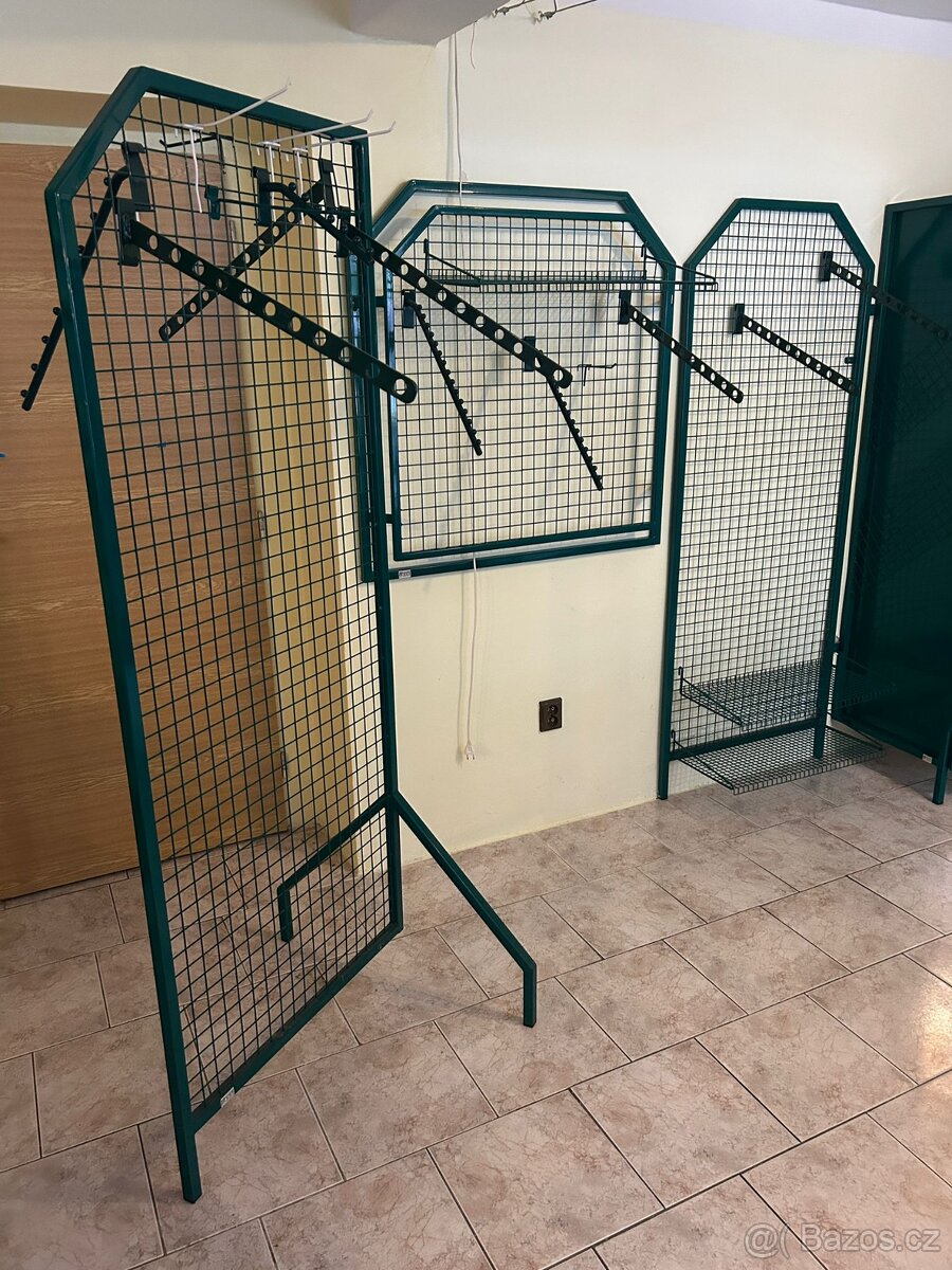 Kovový nábytek z prodejny textilu - 3