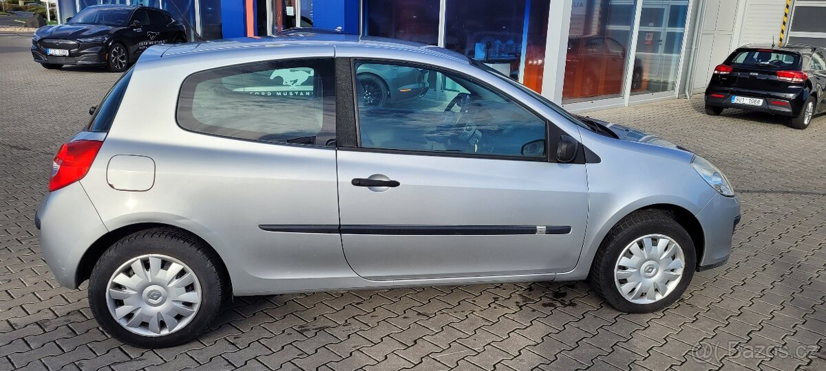 Renault clio rok 2006 najeto 130 tisíc 1.6 16v - 3