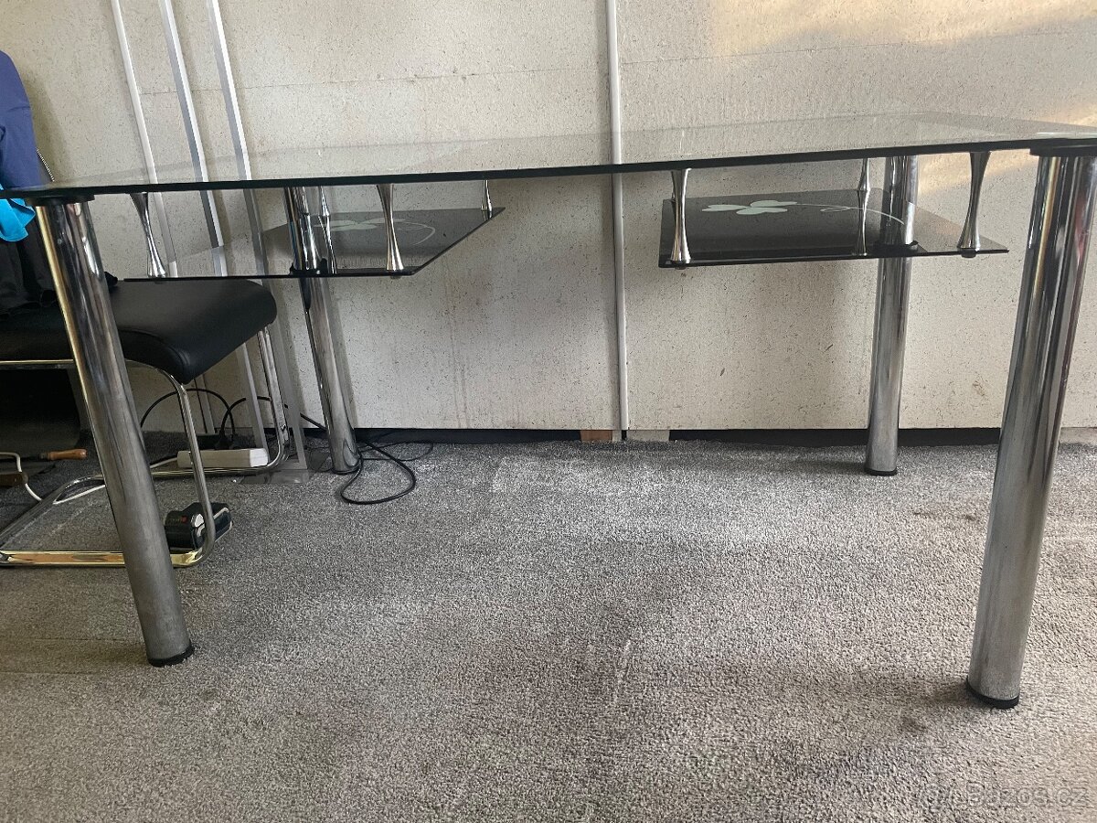 Skleněný jídelní stůl - 3