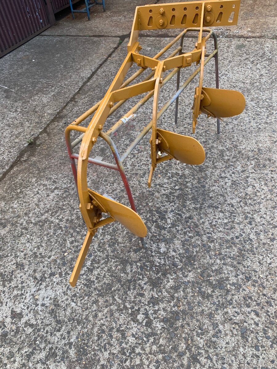 Prodám tříradličný pluh za malotraktor mt8,tk14 - 3