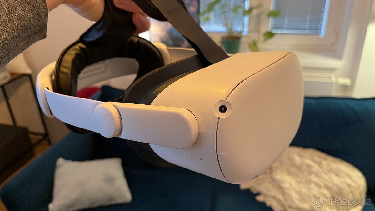 Meta Quest 2 128GB VR headset - 3