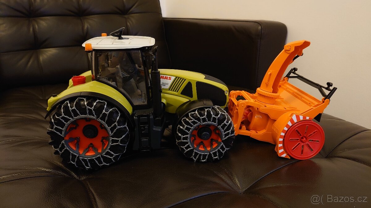 Bruder 3017 Claas Axion 950 se sněžnou frézou - 3
