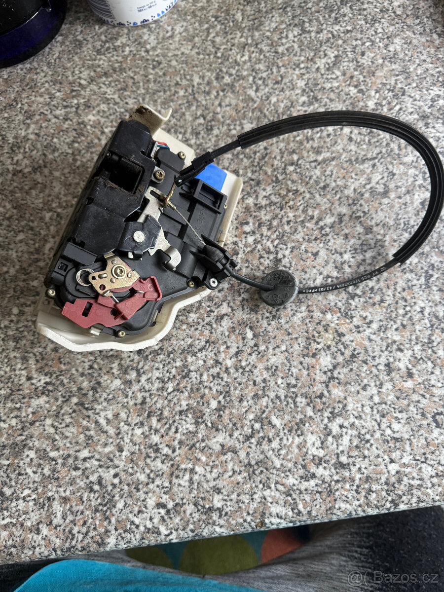 VW Toran zamek dveri p.str c.d RA6630FV - 3