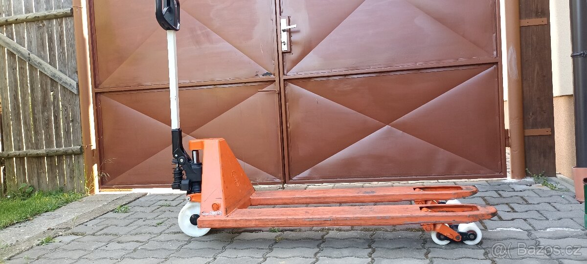 Ruční paletový zvedák BT - 3