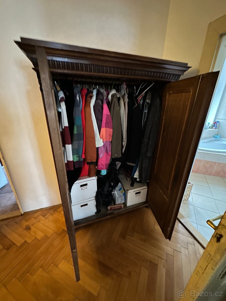 Starožitná šatní skříň - 3