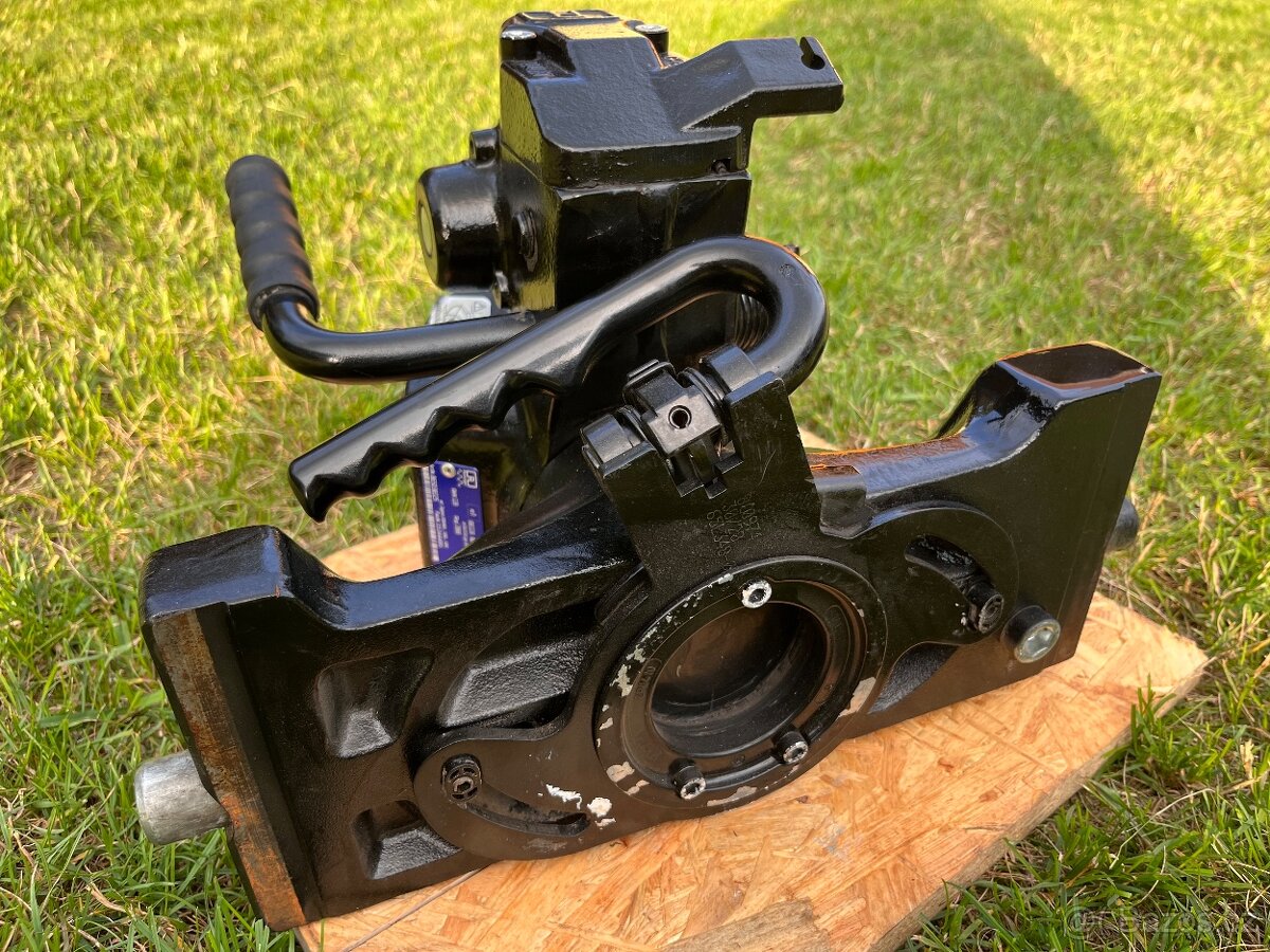 Prodám závěs šíře 33cm vhodný pro traktory John Deere - 3